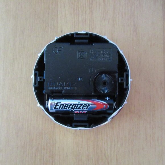 Vintage wood cylinder jewelry box with working clock - 6" tall - unisex - Picture 10 of 14